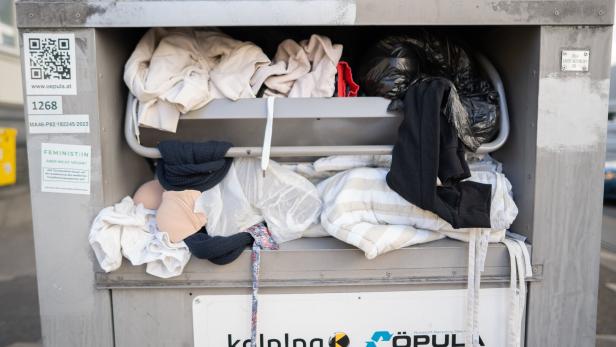 ++ THEMENBILD ++ ALTKLEIDERCONTAINER / KLEIDERCONTAINER / ALTKLEIDERSAMMELBEHÄLTER / TEXTILCONTAINER / KLEIDERSPENDENBOX