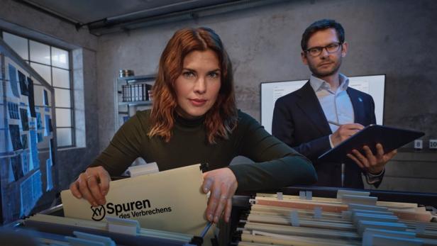 Helene Reiner und Fabian Puchelt durchsuchen Akten