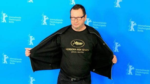 Filmemacher Lars von Trier zeigt "Persona Non Grata"-TShirt bei der Berlinale