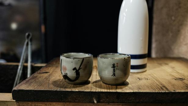 Sakeflasche mit zwei Bechern