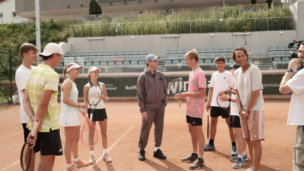 Dominic Thiem mit Schülern der Tennis Akademie