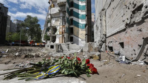 Kyiv mourns victims of deadly Russian combined attack