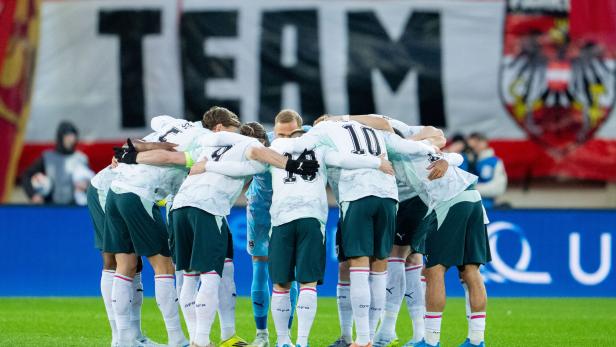 Die österreichischen Fußball-Teamspieler besprechen etwas vor dem Spiel gegen Ghana.