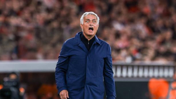Jose Mourinho gibt Anweisungen.