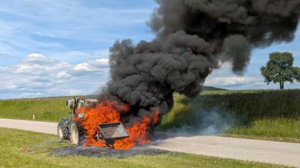 Vollbrand eines Traktors