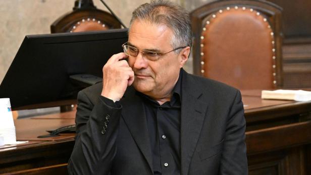 Egisto Ott, gut gelaunt, wartet auf das Urteil