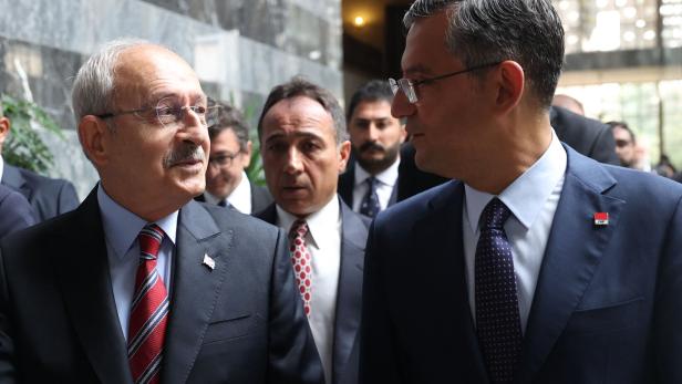 Özgür Özel (rechts) mit Kemal Kılıçdaroğlu