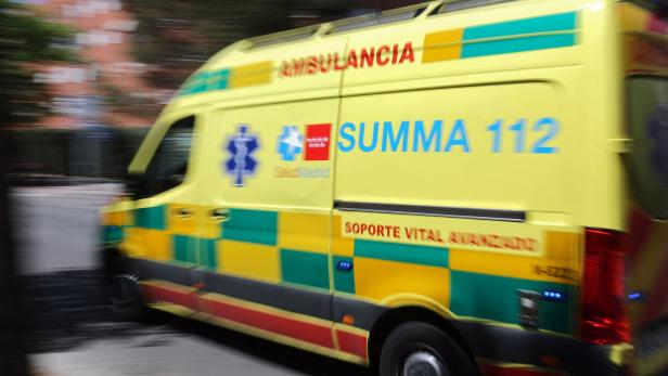 Gelber Rettungswagen mit der Aufschrift „SUMMA 112“ fährt schnell vorbei.