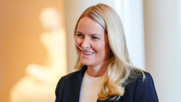Kronprinzessin Mette-Marit von Norwegen lächelt mit einer Nasenkanüle zur Sauerstoffzufuhr.