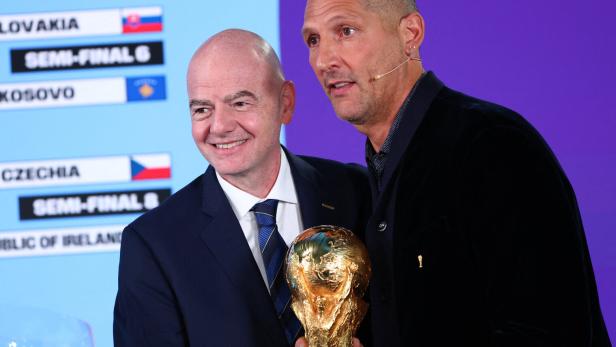 FIFA-Chef Infantino mit Italiens Ex-Weltmeister Marco Materazzi und WM-Pokal