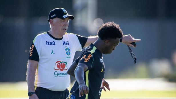 Carlo Ancelotti und Vinicius Junior beim Training