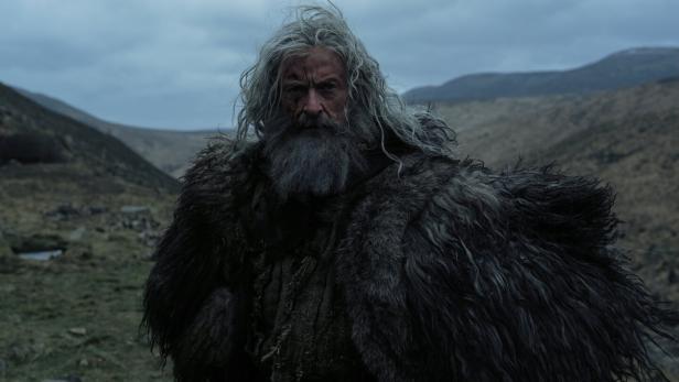 Hugh Jackman als Robin Hood mit grauer Mähne und langem Bart.