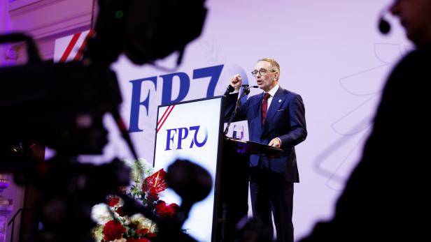 Herbert Kickl spricht bei einer FPÖ-Veranstaltung vor einem Rednerpult mit dem Logo der Partei.
