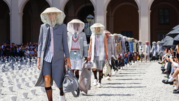 Männer mit Gelsennetzen über dem Kopf als stilistisches Element bei Thom Browne.  