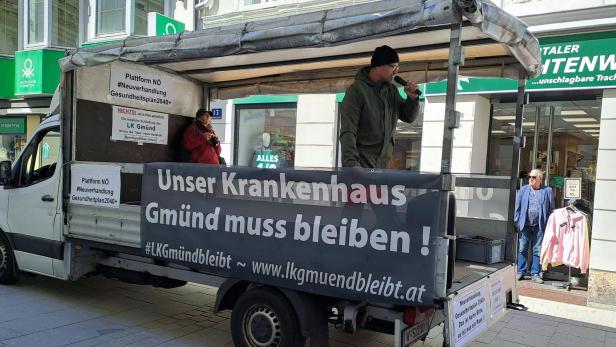 Ein Demonstratiosnwagen auf dem steht "unser Krankenhaus Gmünd muss bleiben"