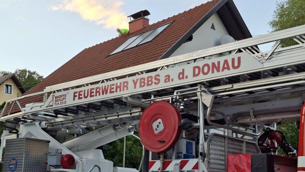 Die Feuerwehr befreite den Mann mit dem Hubsteiger aus seiner misslichen Lage.