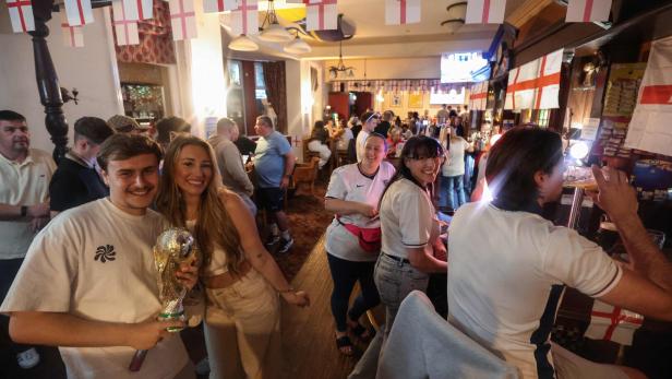 BRITAIN-FBL-WC-2026-FANS
