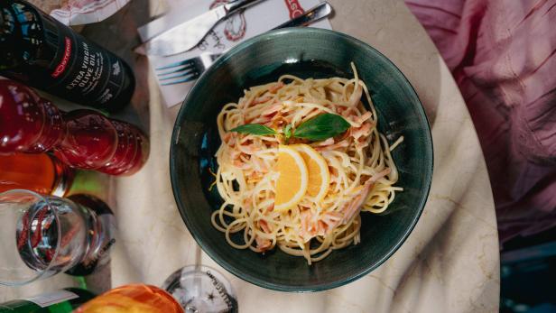 Spaghetti all’Aperol: Pasta mit Orangen-Rahm-Sauce, Weißwein und Hartkäse.
