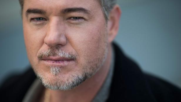 Nahaufnahme des Schauspielers Eric Dane mit grau meliertem Bart und ernstem Blick.