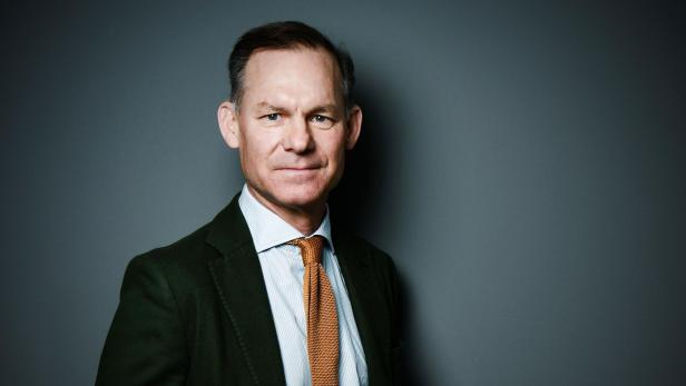 Gernot Bauer, profil-Innenpolitikchef mit Sakko und Krawatte