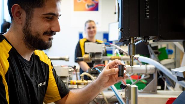Arbeiter baut Pipelife Gas-Stop Sicherheitsventil zusammen.