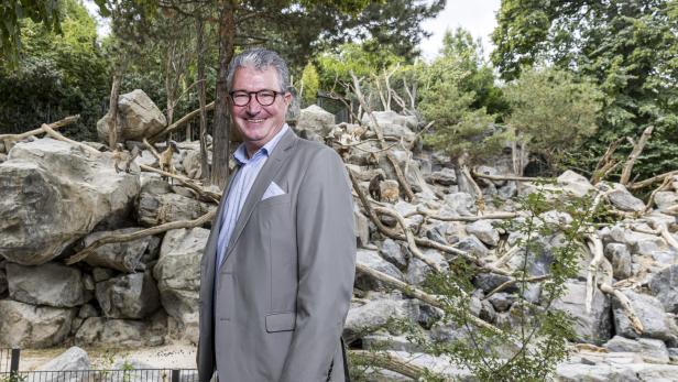 Stephan Hering-Hagenbeck vor einem Gehege im Tiergarten Schönbrunn.