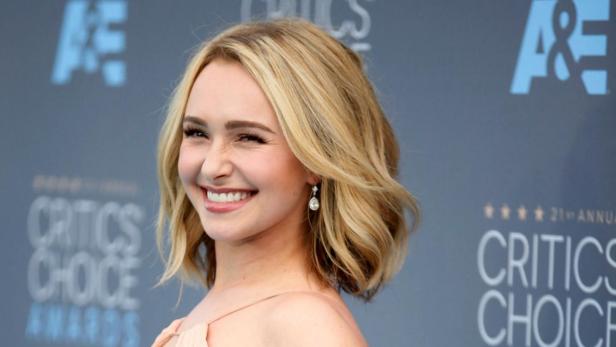 Hayden Panettiere lächelt in einem pfirsichfarbenen Abendkleid vor dem Hintergrund der 21. Critics Choice Awards.