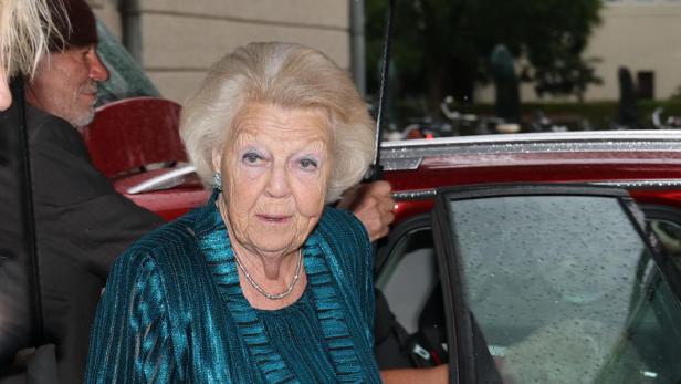 Ex-Königin Beatrix mit Gehstock