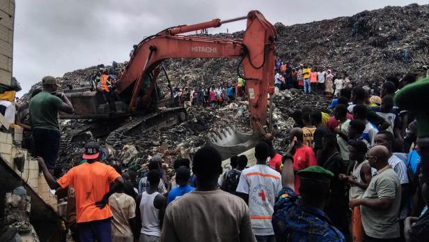 TOPSHOT-GUINEA-DISASTER-LANDSLIDE-WASTE