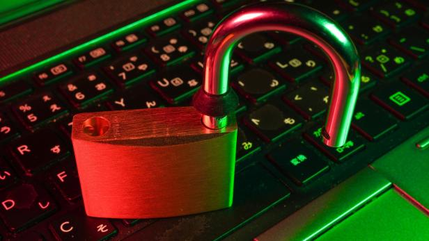 Vorhängeschloss auf Laptop-Tastatur als Symbol für Phishing.