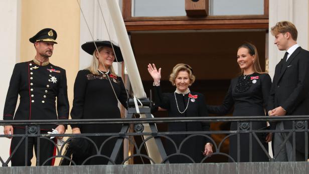 Königin Sonja von Norwegen winkt gemeinsam mit König Haakon, Königin Mette-Marit, Kronprinzessin Ingrid Alexandra und Prinz Sverre Magnus vom Balkon.