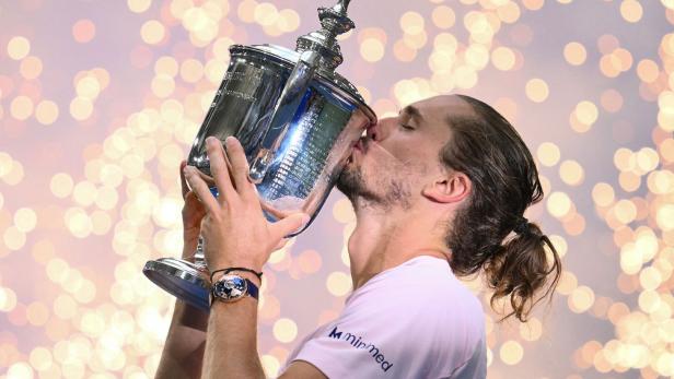 Alexander Zverev küsst den Pokal bei der Siegerehrung der US-Open.