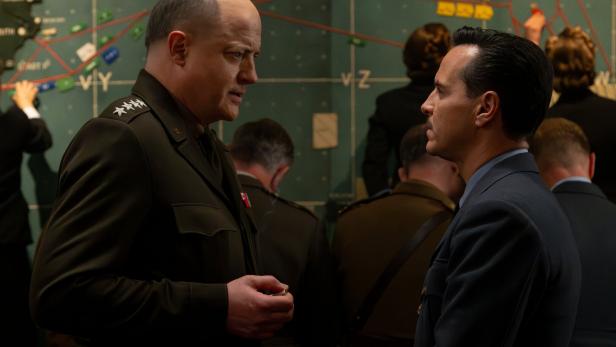 Ein Offizier- Brendan Fraser -  im Gespräch mit einem Mann (Andrew Scott) im Anzug vor einer taktischen Wandkarte.