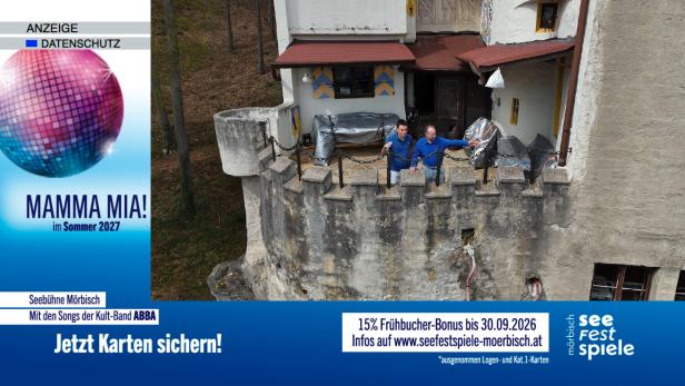 Werbesujet für die Seefestspiele Mörbisch mit „MAMMA MIA!“ und Frühbucher-Bonus, daneben zwei Männer auf einer Burgterrasse.