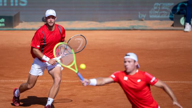 Miedler (rechts) und Oberleitner spielen Tennis