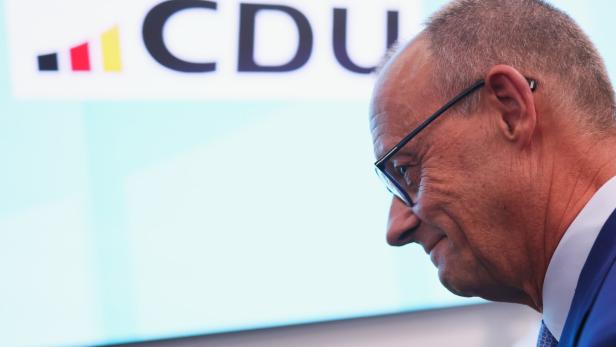 Friedrich Merz im Profil vor einem Hintergrund mit dem CDU-Logo.