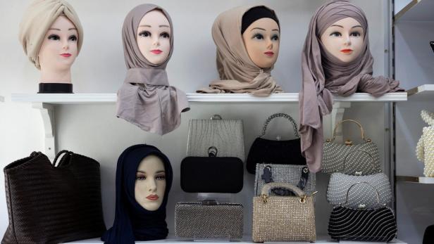 Man sieht verschiedene Formen des Hijab in einer Auslage