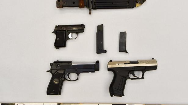 Mehrere Waffen auf einem weißen Hintergrund aufgelegt.
