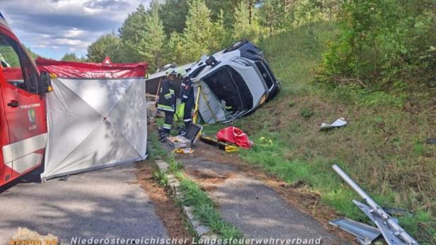Der Pritschenwagen stürzte nach dem Unfall zur Seite.