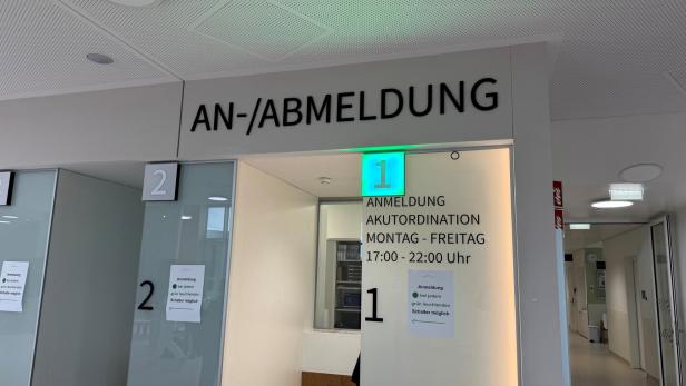 Anmeldeschalter in einer Klinik mit der Aufschrift „AN-/ABMELDUNG“ und den Nummern 1 und 2.