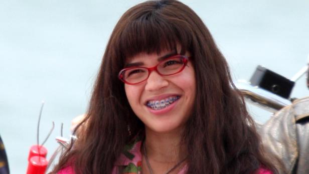 America Ferrera mit Zahnspange und Brille in der Serie "Ugly Betty"