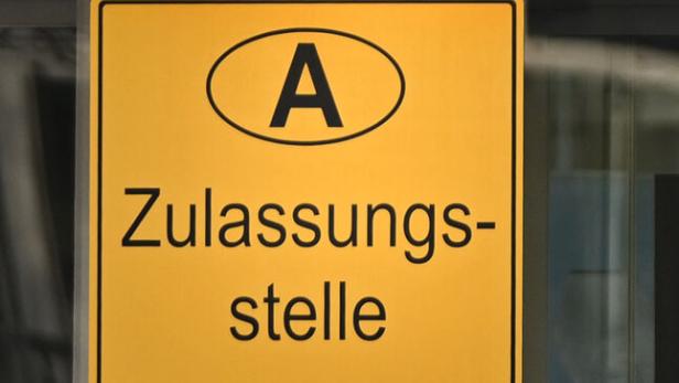 ++ THEMENBILD ++ FAHRSCHULE / FÜHRERSCHEIN / MOBILIÄT / AUTOVERKEHR / ZULASSUNGSSTELLE / KFZ / VERKEHR