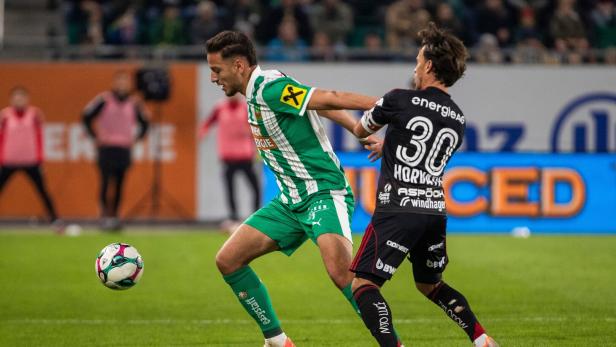 LASK-Kapitän Horvath (re.) gegen Rapids Mittelstürmer Kara.  