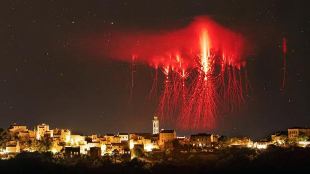 Red Sprites, auch rote Kobolde, über der korsischen Stadt Calvi