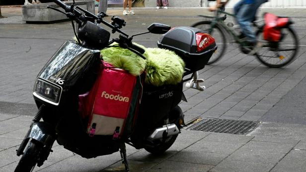 ++ THEMENBILD ++ E-MOPED / FOODORA / ESSENSZUSTELLUNG / LIEFERSERVICE