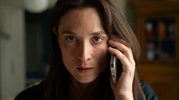 Nahaufnahme von Friederike Becht mit Smartphone am Ohr.