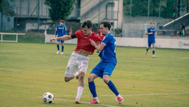 Harter Kampf beim Spiel SR Donaufeld gegen SV Donau