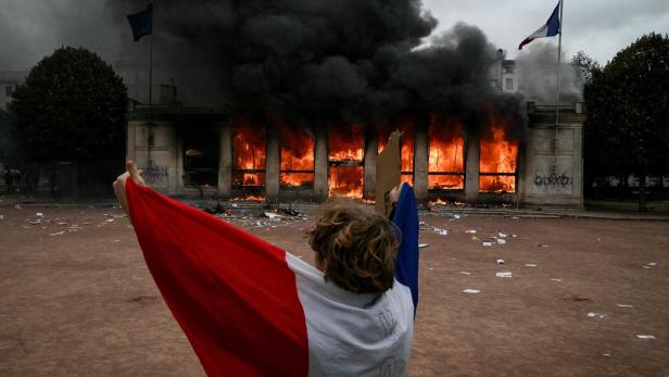 TOPSHOT-FRANCE-SOCIAL-DEMO-BEST OF