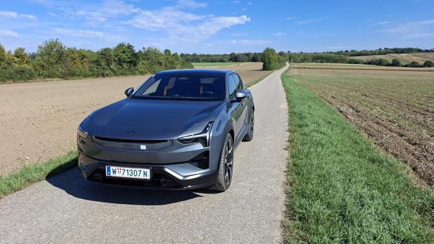 Der Polestar 3 auf einem asphaltierten Feldweg.