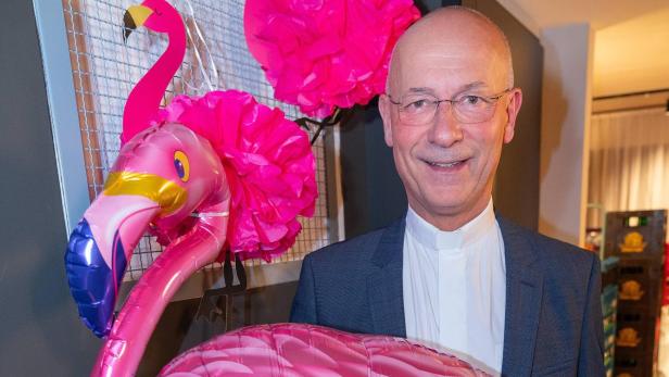 Toni Faber mit aufblasbarem Flamingo und Weinglas bei der Hotel-Eröffnung.